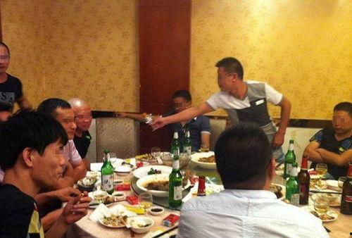 同学聚会男女吃瓜,男女吃瓜，笑谈往事