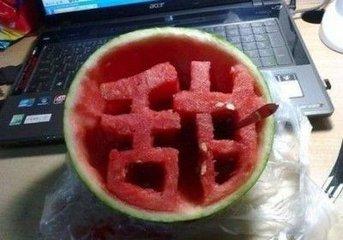 奇葩头盔带你吃瓜,带你轻松吃遍瓜界盛宴