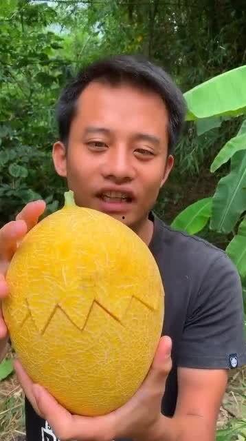 广东小伙吃瓜,瓜香四溢，清凉一夏