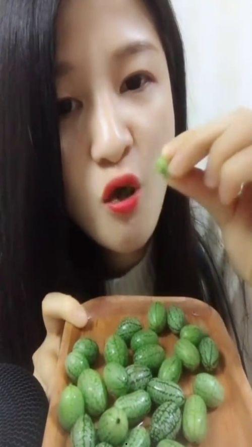 美女吃脆瓜,美女品尝脆瓜，尽享夏日清新时光