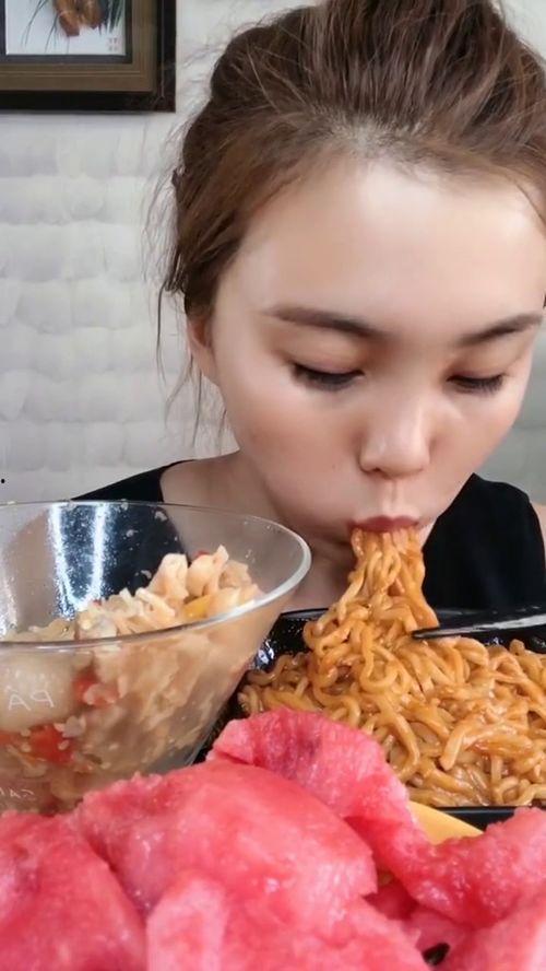 阿瓜吃火鸡面,勇闯美食极限